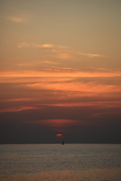 日出前的海与天空