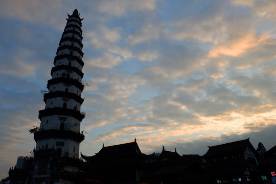夕阳下的合川文峰塔