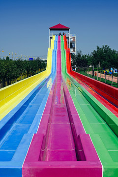 彩虹滑滑梯