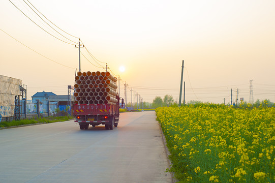 田野上的货运车