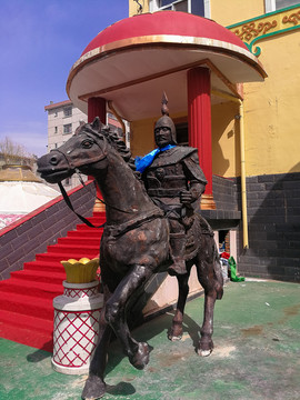 骑马的古代将士雕塑