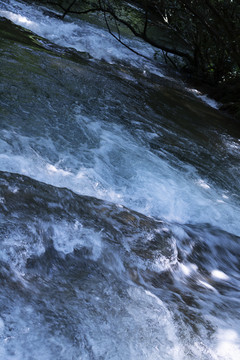 小溪流水