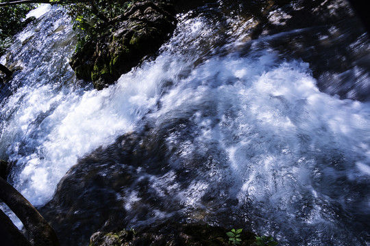 山间流水