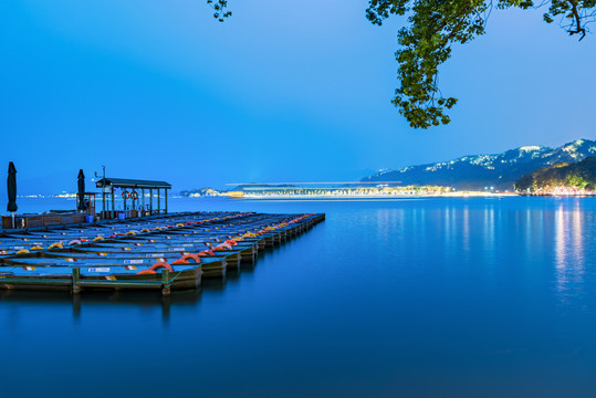 杭州西湖断桥与游船码头夜景