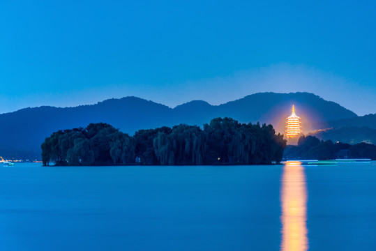 杭州西湖雷峰塔夜景