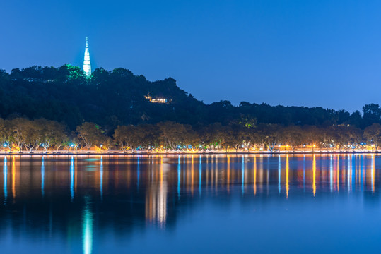 杭州西湖北山街保俶塔夜景