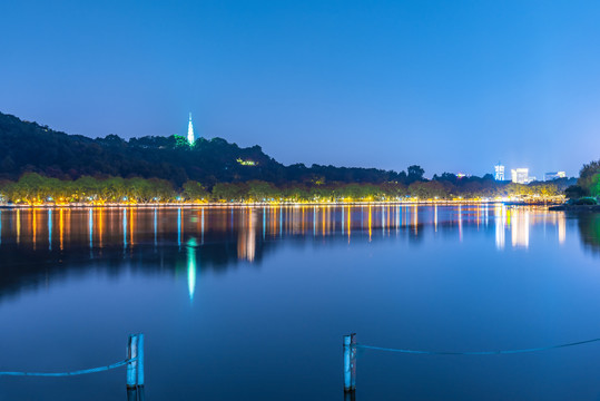 杭州西湖北山街保俶塔夜景