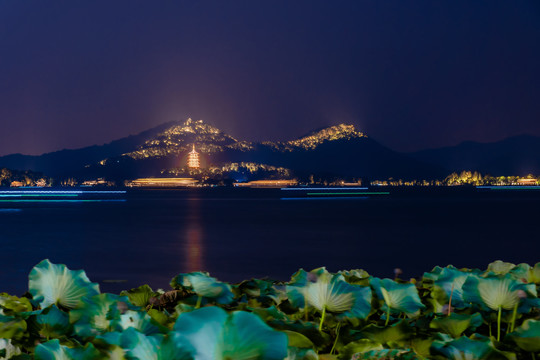 杭州西湖雷峰塔夜景