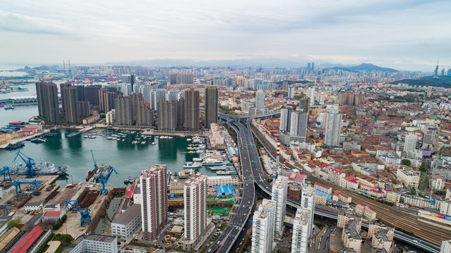 航拍青岛西部城区小港湾