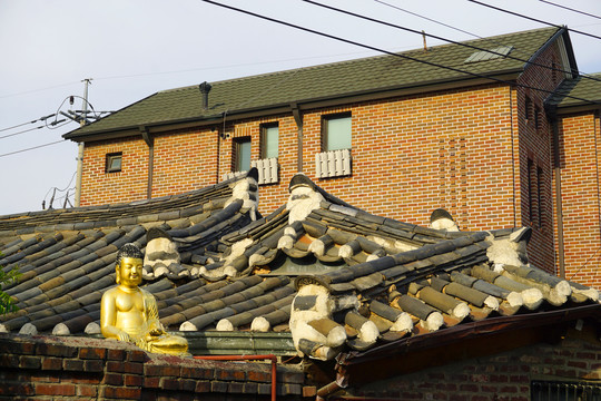 韩国北村韩屋村的金佛佛像雕塑