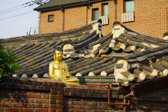 韩国北村韩屋村的金佛佛像雕塑