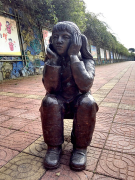 沉思的女孩雕塑