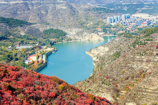 秋季群山环抱中的灵泽湖