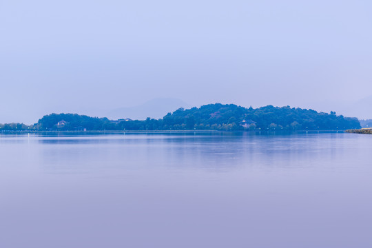 杭州西湖孤山公园晨景