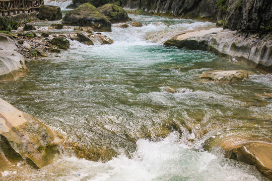 小河流水