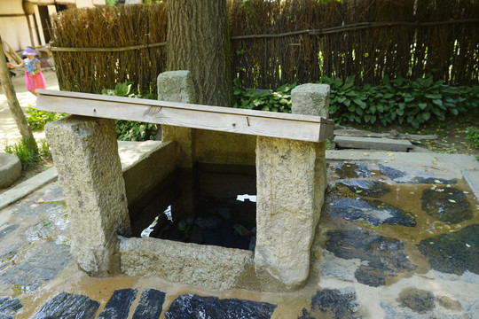 韩国民俗村传统庭院的水井