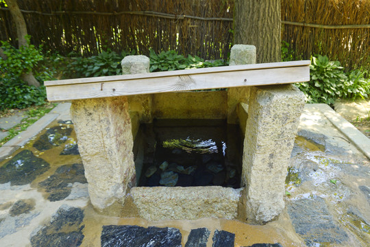 韩国民俗村传统民居庭院的水井