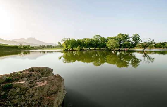 平静的湖水