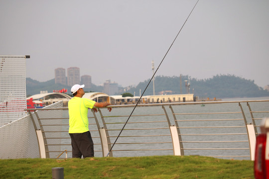 珠海市大剧院日月贝钓鱼人图片