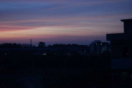 傍晚夜幕下的城市剪影