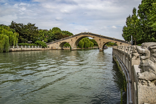 三孔石拱桥