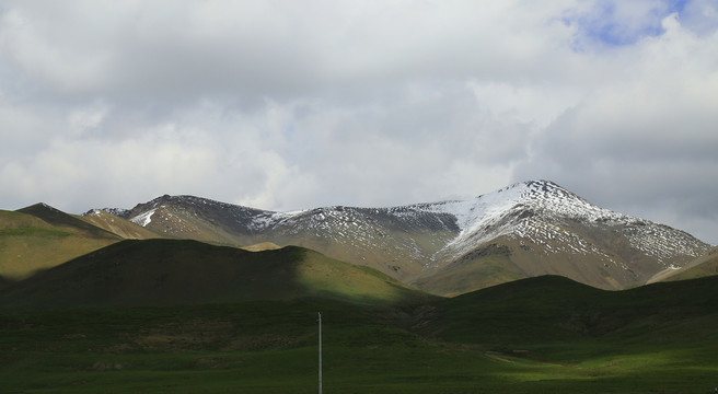 草原雪山