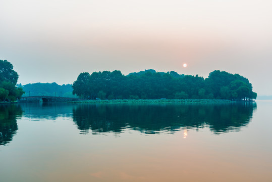 杭州西湖孤山公园西泠桥晨景