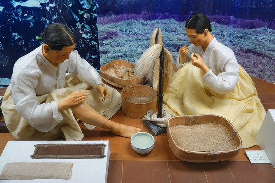 韩国家庭传统手工织布场景