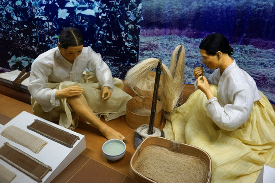 韩国妇女手工织布场景