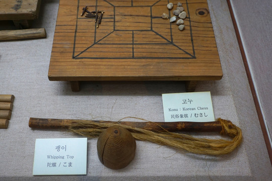 韩国民间传统游戏九子棋和陀螺