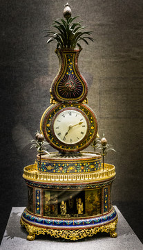 清晚期铜胎鎏金透明珐琅人物座钟