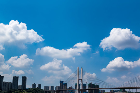 重庆大佛寺长江大桥和蓝天白云