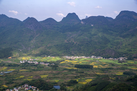 山脚下的村庄