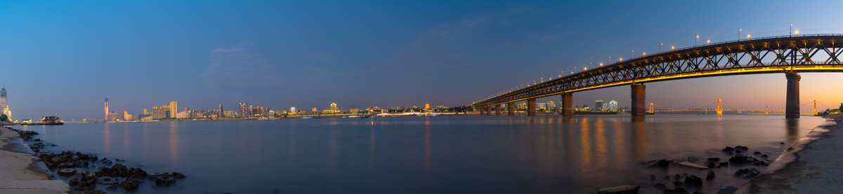 湖北武汉两江四岸灯光秀夜景风光