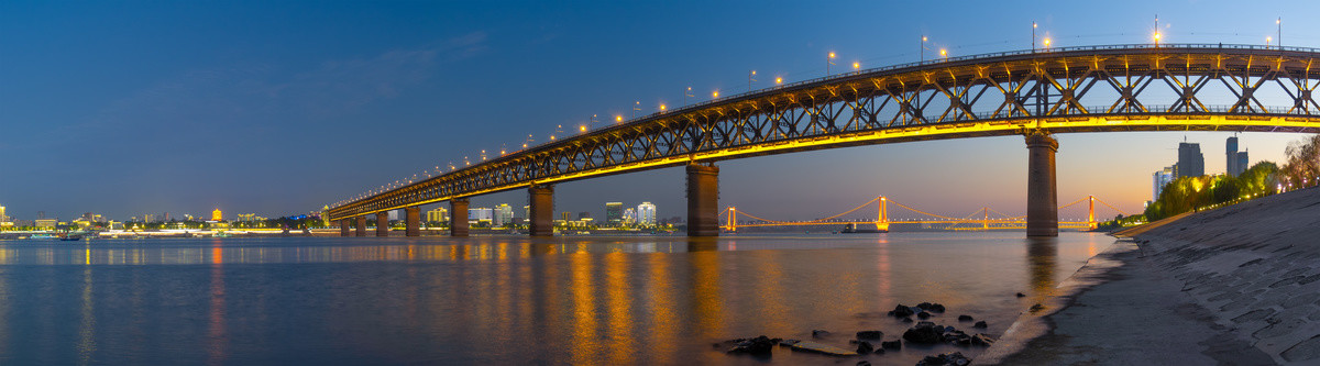 湖北武汉两江四岸灯光秀夜景风光