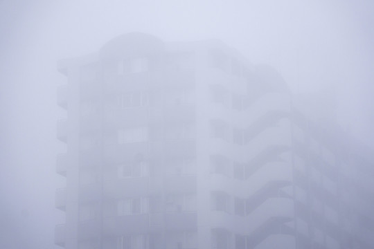 浓雾中的楼房