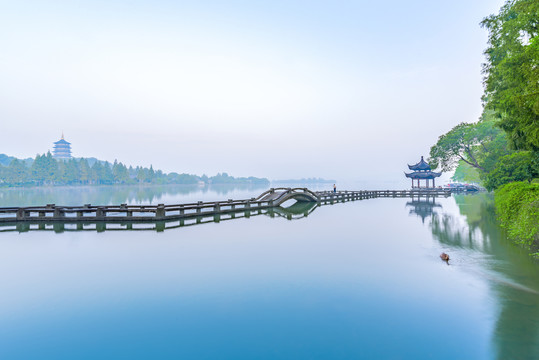 杭州西湖双投桥与雷峰塔风光