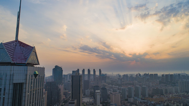 航拍夕阳晚霞映照下的城市