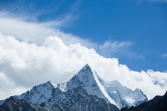 稻城亚丁夏诺多吉雪山