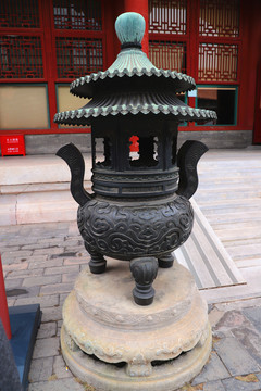 故宫乐寿堂后的青铜大香炉