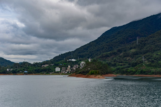 江边山景