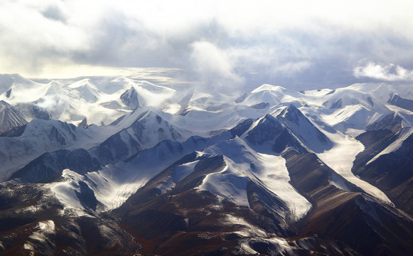 航拍祁连山雪山