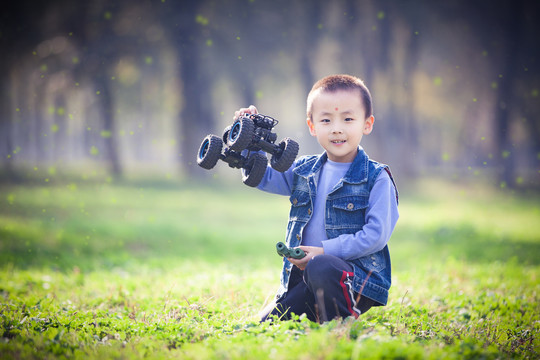 展示玩具的小孩