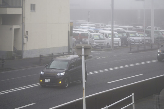 浓雾中的道路交通