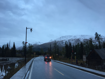 雪后的新疆喀纳斯禾木村道路