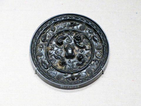 唐代海兽葡萄纹铜镜