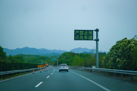 高速指示牌