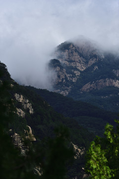 山峰云雾