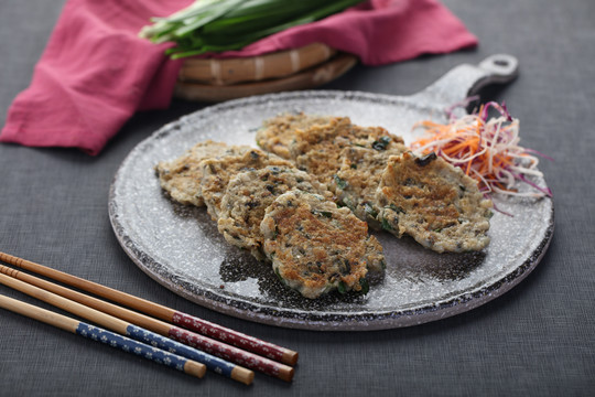 煎蚬肉韭菜鱼饼