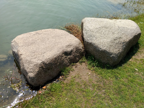 河边的大石头